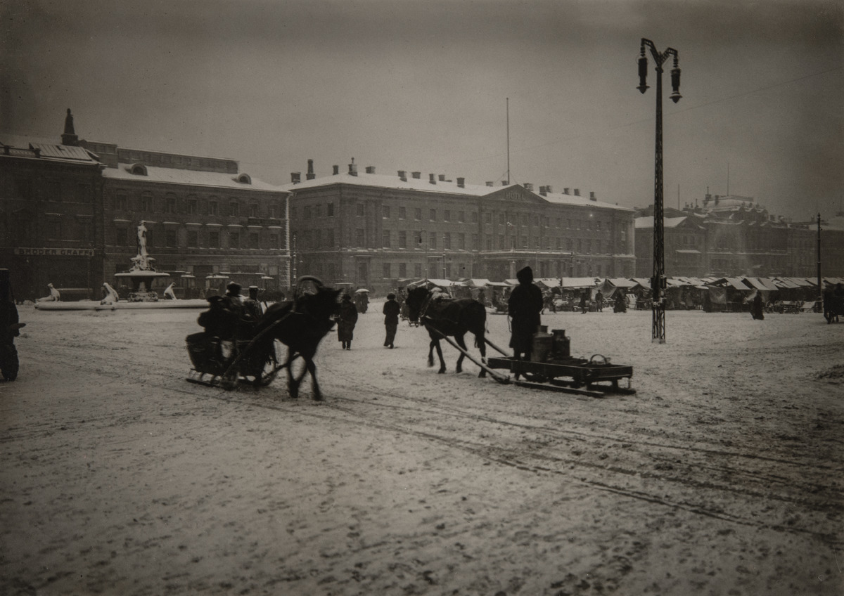 Tallgrén, B., n. kuvausaika 1908 - 1913: Kauppatori talvella (Kaupunginmuseo)
