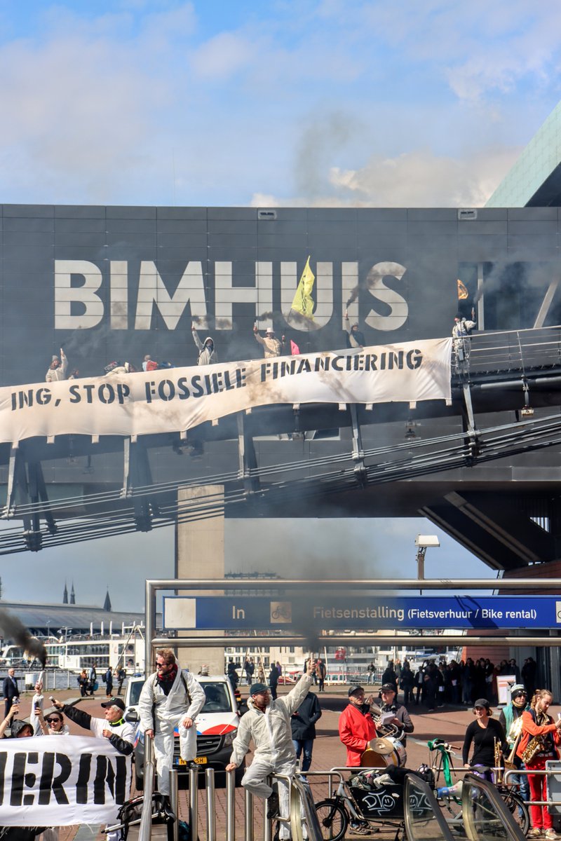 Wij versperren de toegang tot de jaarlijkse aandeelhoudersvergadering v/d ING-bank. ING moet stoppen met het financieren van olie en gas. ING zegt zich in te zetten voor het klimaat. Maar blijft de fossiele industrie met miljarden spekken. [1/3]