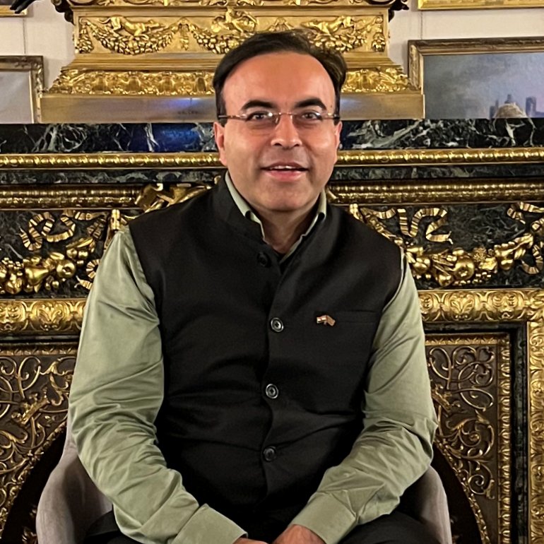 Gaurav Kapoor, who leads UK’s Investment at #UKinIndia has been awarded an Honorary MBE for services to International Development in India.

The award recognises his outstanding contribution and success in building a transformative 🇬🇧🇮🇳 partnership. 

#LivingBridge