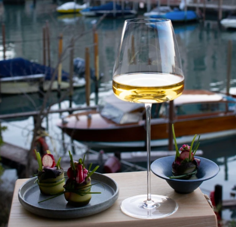 Il nostro innovativo progetto, The Glass Élite, continua a suscitare interesse nel mercato vitivinicolo dopo la presentazione al @VinitalyTasting 2024. Scopri di più tramite ilcoquinario.wordpress.com/tag/the-glass-… #TheGlassElite #Vinitaly #WineTrends #FineWine