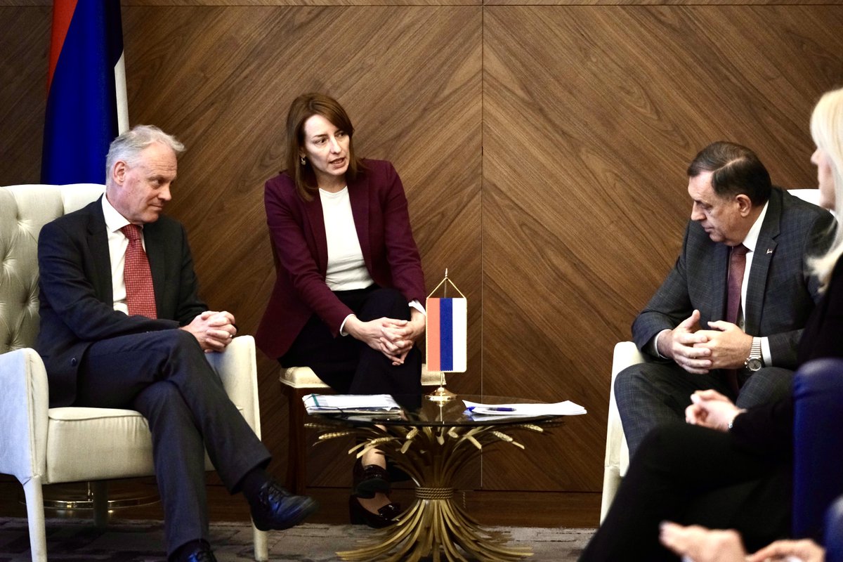 Today I met with the President of Republika Srpska @MiloradDodik to discuss 🇧🇦's EU path, accession & the Growth Plan. It is key to move forward by accelerating reforms. For that to happen, all actors must work constructively & refrain from actions that go against 🇧🇦's EU path.