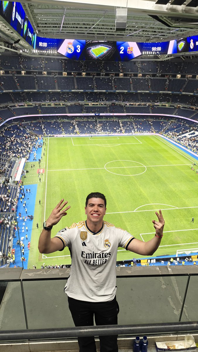 cfarrieta's tweet photo. dudo mucho que vean a alguien del Barcelona así de feliz #XaviQuedate #HalaMadrid https://t.co/ZRoXF0mq3S