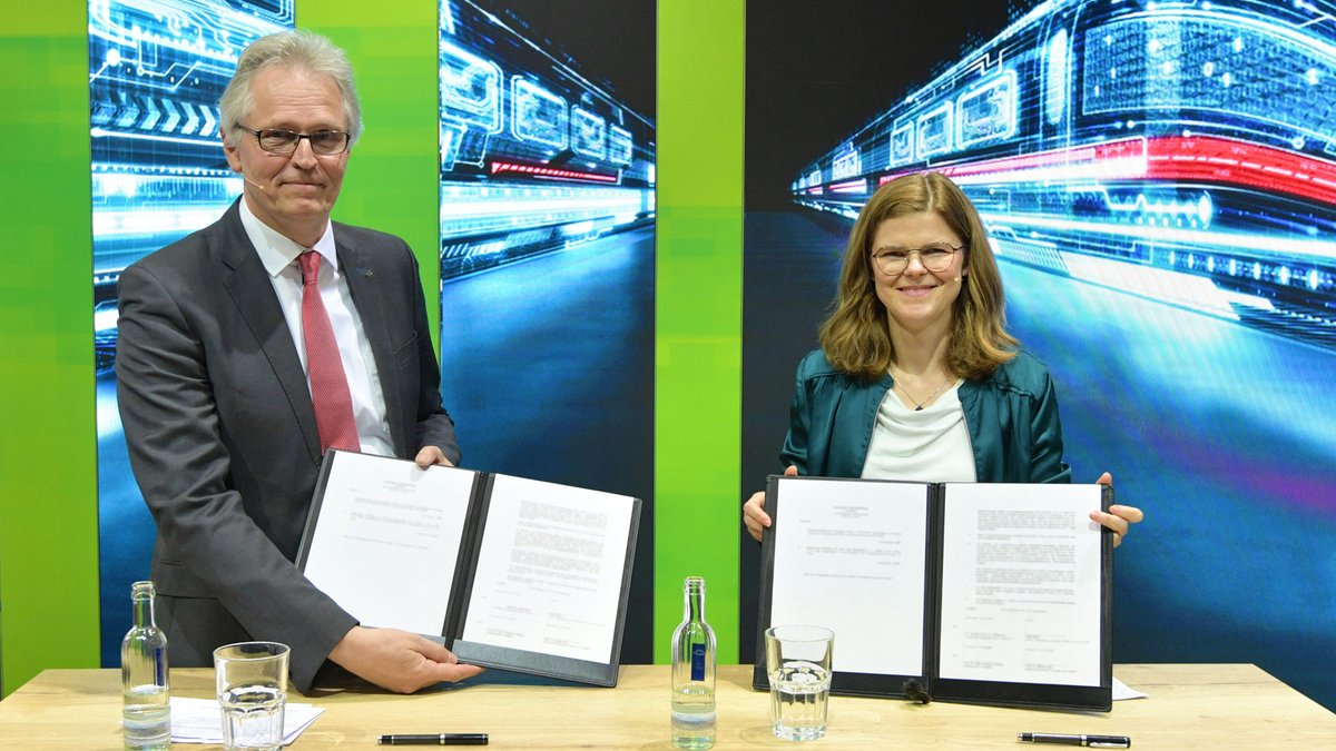 Eine Partnerschaft für die Bahntechnik von Morgen. 🖥️🤝🚆 Das DLR & die @DB_Presse haben auf der #HM24 einen einen Kooperationsvertrag zur Förderung von Innovationen im Bahnbetrieb unterzeichnet. Im Fokus: effizientere, umweltfreundlichere Bahntechnik. ℹ️ dlr.de/de/aktuelles/n…