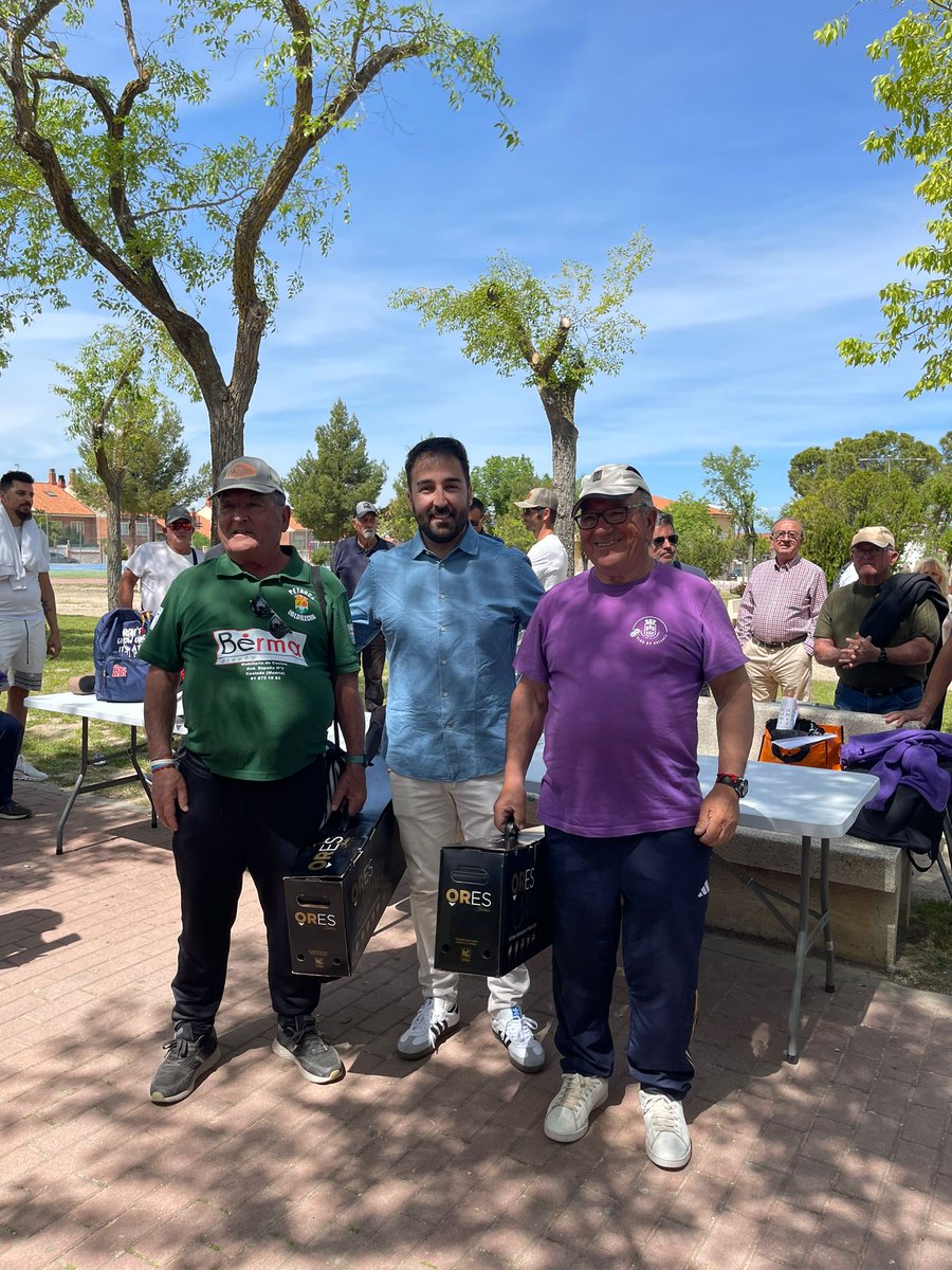 Ayto_Torres's tweet photo. El pasado sábado se celebró el I Campeonato de Petanca de Primavera de Torres de la Alameda con la participación de parejas de toda la comarca.

El alcalde @joseteblanco entregó el primer premio a la dupleta ganadora

#TorresEsElMejorPlan https://t.co/dlBv0PRR5z