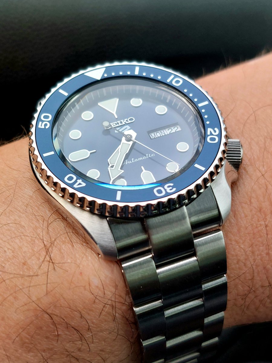 Good Seiko 5 Monday morning!

This watch will be running +15 seconds by time I get off work today, but that's alright. I like the weight of this watch on wrist and you have to love Seiko lume 😵‍💫

#seiko