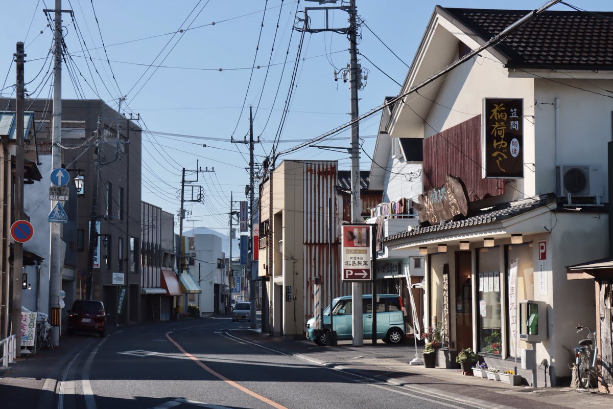 茨城県笠間市にある「旧石塚箪笥店」は、昭和初期頃に建てられたと思しき洋風の看板建築。かなり装飾的な外観で、2階部分の柱飾りや手すりに囲まれたバルコニーのような空間が目を引きます！

右書きで大きく書かれた屋号のフォントも個性的で良い感じ。笠間稲荷神社の門前に残る美しい看板建築です！