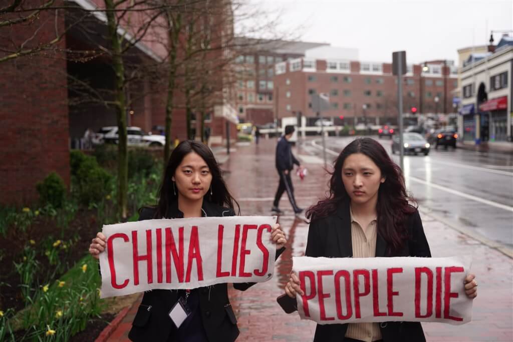 向三名抗议中共国大使谢峰的小姐姐致敬！据报，其中两名是台湾人学生，另一名是藏人学生；她们的勇敢与众多在哈佛就读的中国及华人学生的怯懦形成了鲜明对照，独裁者在哈佛是座上宾，拥有这个精英话语平台，而抗议者则被驱赶，这就是海外反对派多年面临的现状。