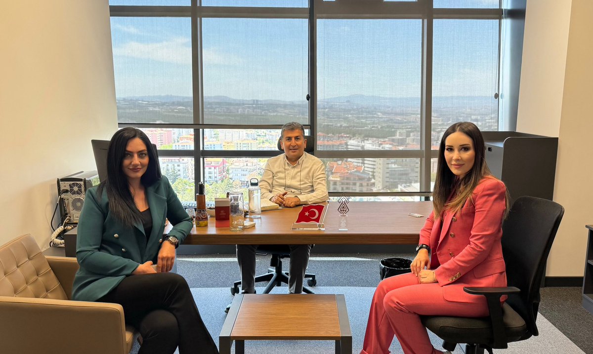Akşam Gazetesi Ankara Haber Müdürü Lütfü Kaplan’ı (@kaplanlutfu) yeni ofisinde 24TV Editörü Hande İpekgil (@ednautra) ile ziyaret ettik 💐