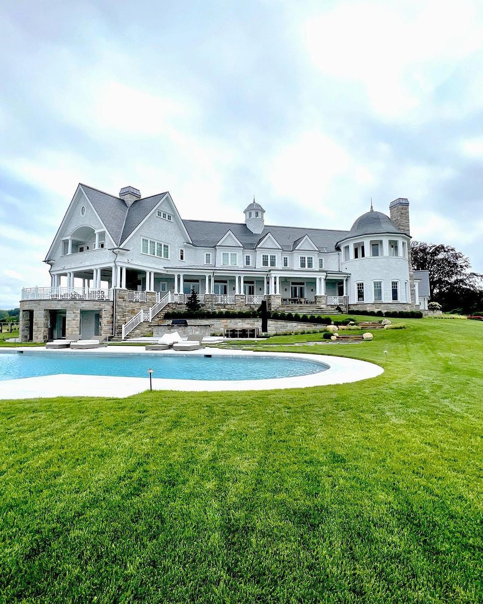 LoewenWindows's tweet image. Summer is almost here! Can’t wait for pool days. 
Repost• #northshorewindowinc 
Day at the pool ☀️

#coldspringharbor #sandspoint #nycliving #goldcoastlongisland #traditionalarchitecture #whitewindows #lloydharbor #luxurylifestyle #luxuryhomes #nassaucountyrealestate
