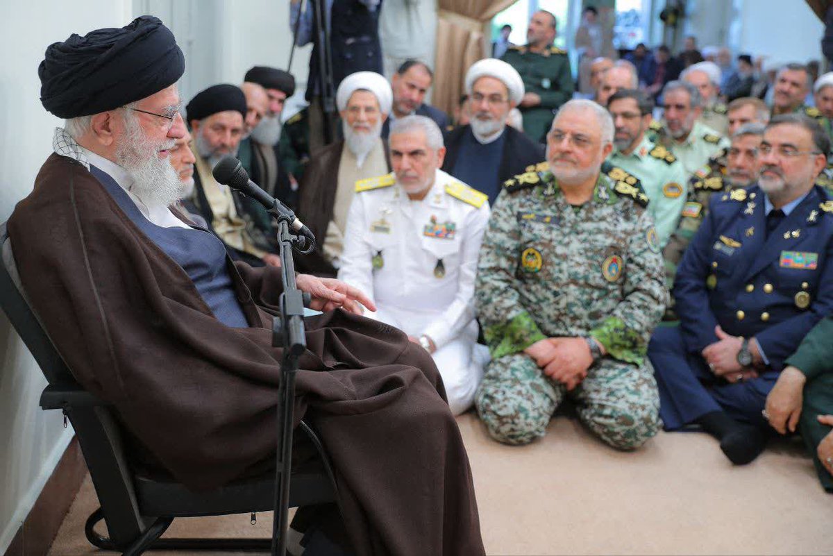 دیدار ریز کسکشا با درشت کسکش اعظم... آخه نظامیای کجای دنیا انقدر بد شکل و هیکلن؟ #IRGCterrorists
