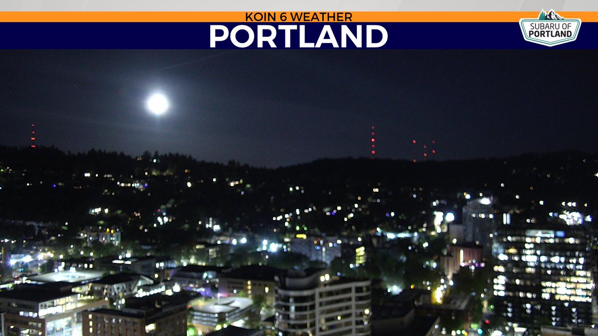 Happy Monday! We've got some great moon views over Portland. Warmer weather to come this afternoon. @KOINNews #ORwx