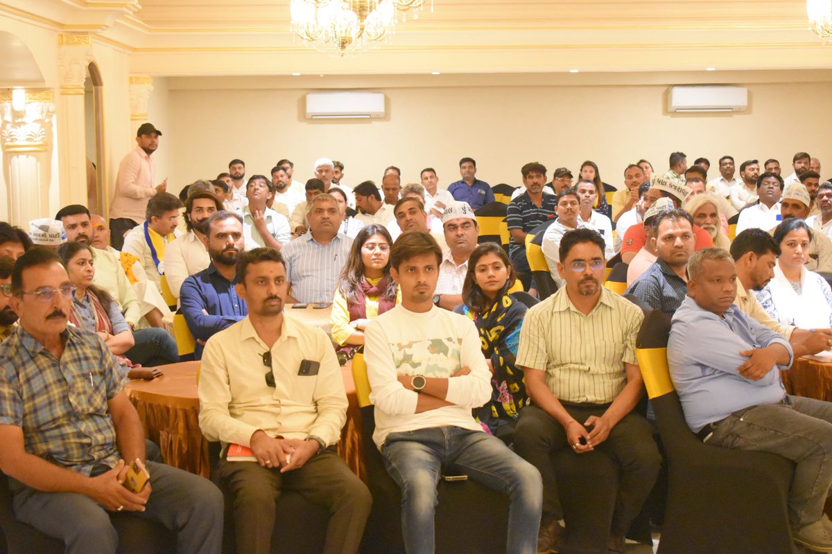 'આપ' રાષ્ટ્રીય સંગઠન મંત્રી અને રાજ્યસભાના સાંસદ શ્રી સંદીપ પાઠકે આજે ભરૂચ ખાતે બુથ સમીક્ષા મિટિંગ કરી.
પ્રદેશ પ્રમુખ શ્રી ઈસુદાન ગઢવી, શ્રી ગોપાલ ઈટાલિયા, શ્રી મનોજ સોરઠિયા તેમજ 'આપ' ના ભરૂચ લોકસભાના ઉમેદવાર શ્રી ચૈતર વસાવા સહિત પ્રદેશના હોદ્દેદારો પણ આ બેઠકમાં ઉપસ્થિતિ રહ્યા.