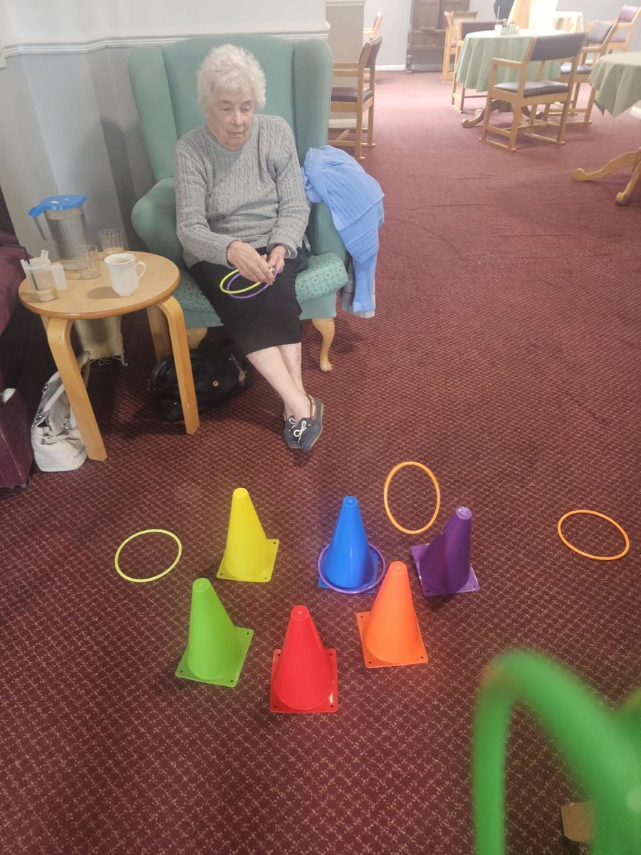 Darts and hoop toss at Pennington Court! Great ways to improve hand eye coordination, exercise the arms and have some fun!😊