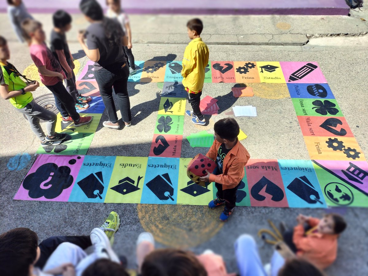 Aquest dissabte hem omplert la @Naubostik de colors i activitats per a totes les edats amb @Mescladis i @b_murals 🎉 Som #naubostik !