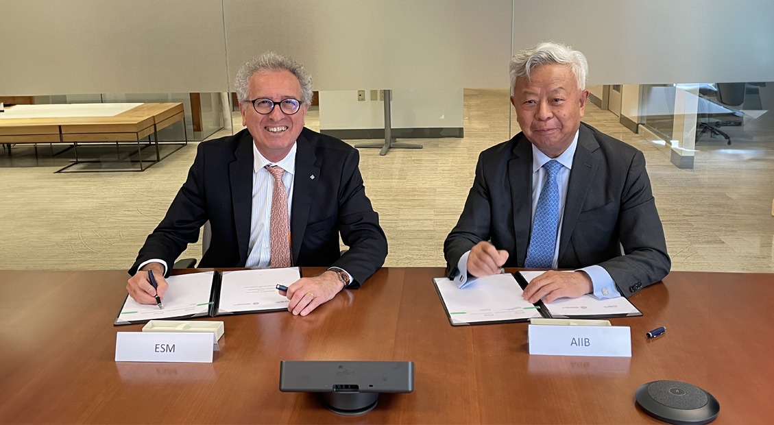 International collaboration is key in addressing global challenges and advancing economic growth. At the #SpringMeetings, AIIB President Jin Liqun and @ESM_Press MD @pierregramegna signed a renewed MOU to enhance inter-institutional cooperation. 👉 bit.ly/3UtIsyW