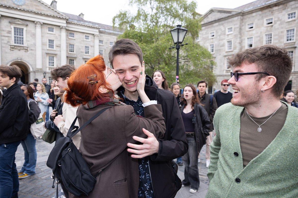 tcddublin's tweet image. Trinity Monday—our newest #Fellows  and Scholars! Following tradition, @LindaDoyle  stood on the steps of the public theatre to announce the names of the 73 new #scholars, 43 new fellows, 3 new professorial fellows, and 4 #honorary fellows today.  More: tcd.ie/news_events/ar…