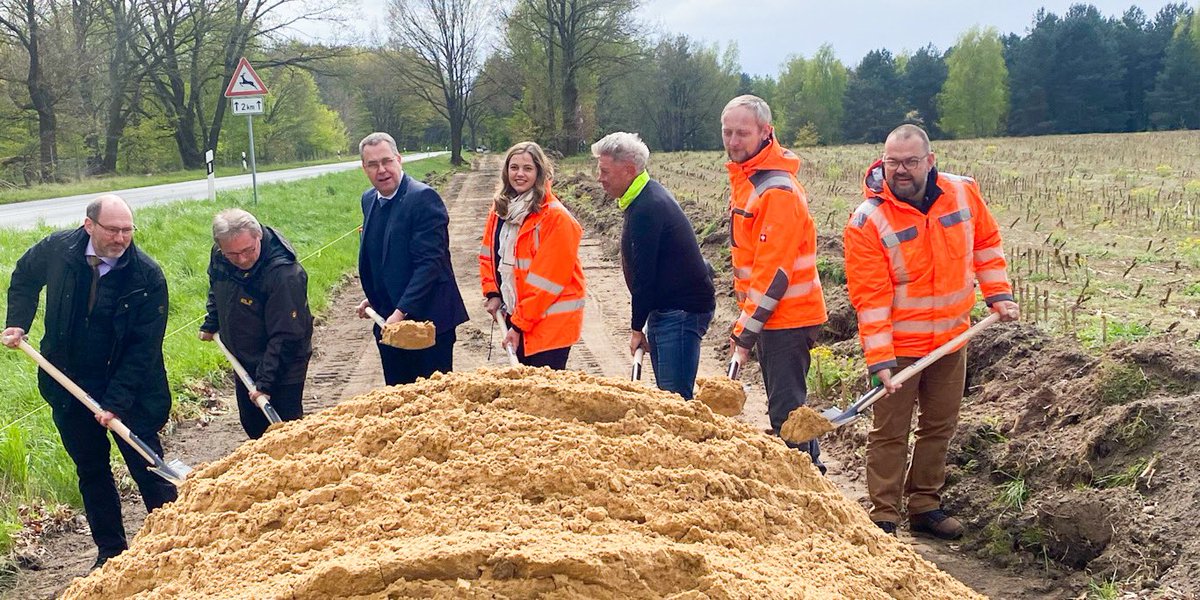 Spatenstiche im Landkreis #Ostprignitz-Ruppin: Minister @RainerGenilke gibt heute zwei Startschüsse – für den #Radweg von #Wittstock nach Alt Daber und für Erneuerung der Ortsdurchfahrt der Bundesstraße B5 in #Wusterhausen: mil.Brandenburg.de #MobilitätswendeBrandenburg