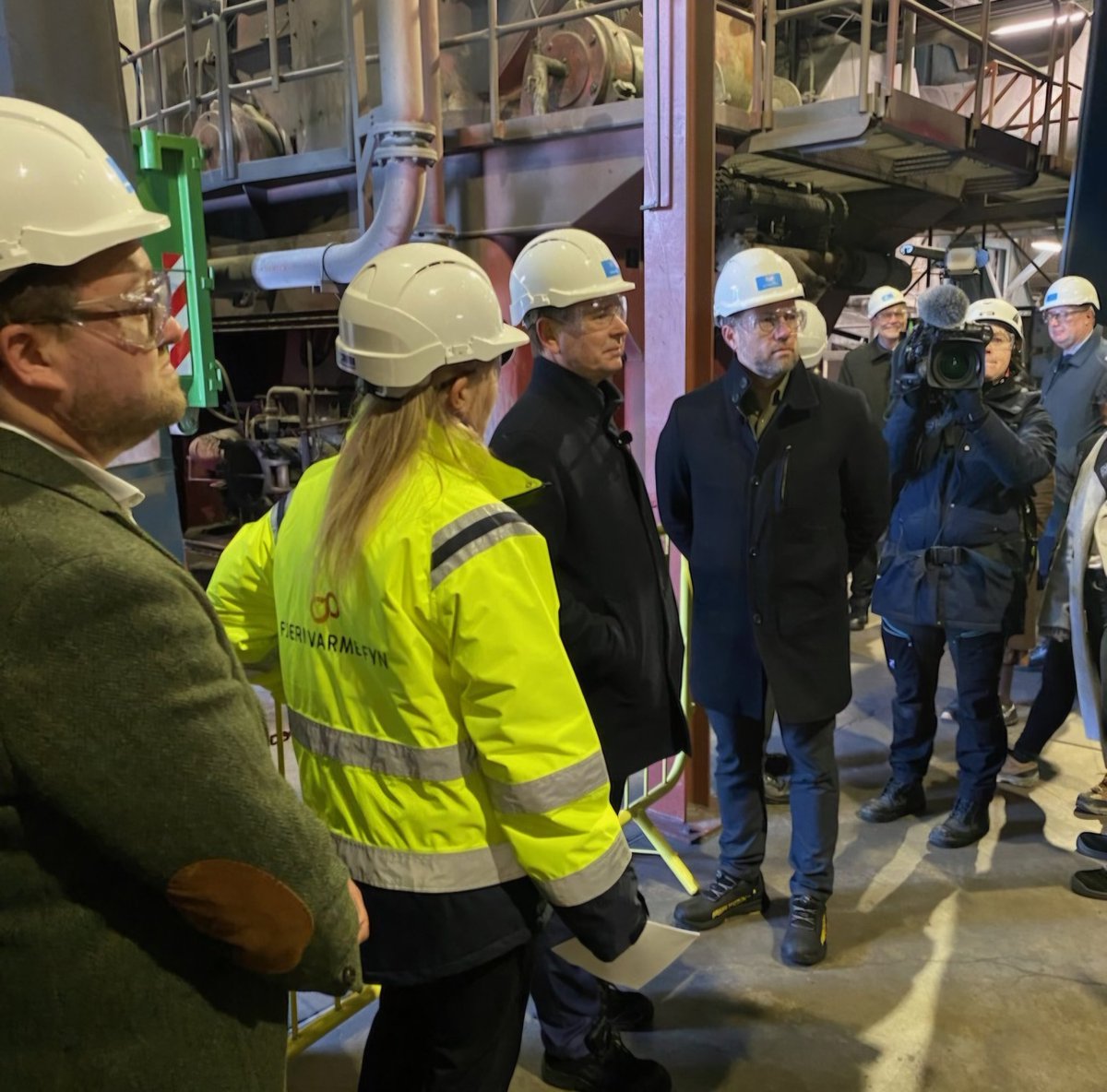 Fantastisk dag hos Fjernvarme Fyn 🤩

I dag er den sidste skovlfuld kul smidt i ovnen. Fremtiden står på store elkedler, varmepumper, øget brug af overskudsvarme og meget mere.
Det er grøn omstilling der virker 🙌
Tillykke <a href="/LouiseHoest/">Louise Høst</a>, <a href="/MadsSndergaard4/">Mads Søndergaard Thomsen</a> og forbrugerne på Fyn.