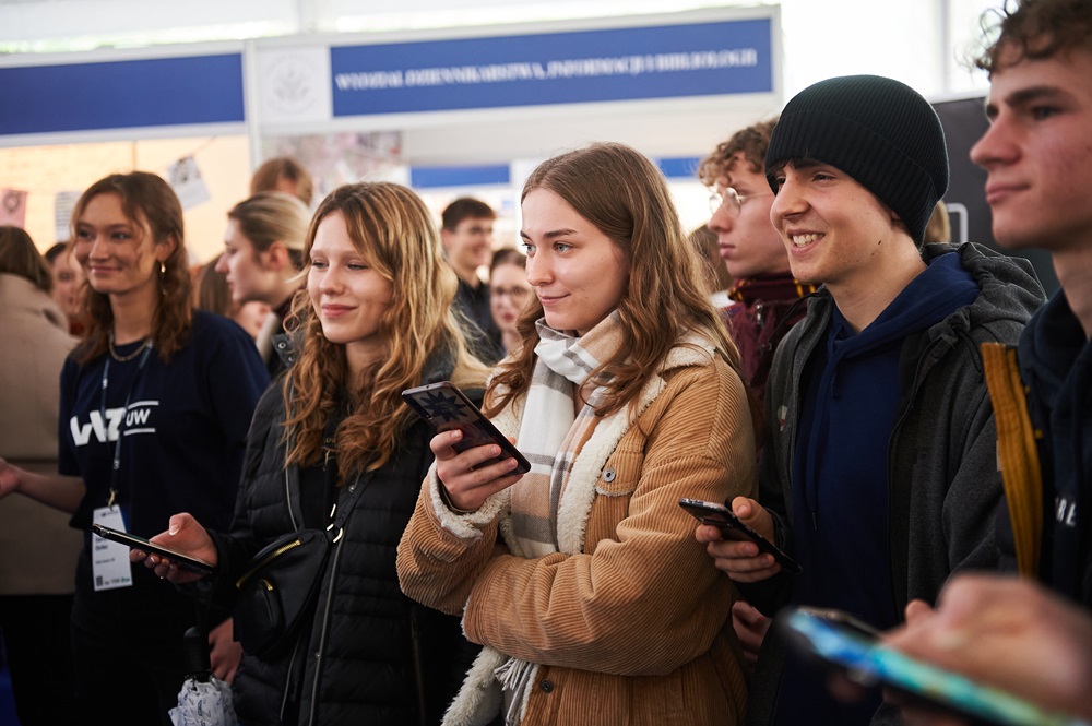 20 kwietnia wszyscy zainteresowani studiami na #UW mogli wziąć udział w Dniu Otwartym uczelni. Na Kampusie Głównym czekało ponad 6⃣0⃣stoisk wydziałów oraz jednostek. Swoją ofertę przedstawiły też: ➡️Klub Uczelniany AZS UW ➡️Uniwersytet Otwarty UW ➡️Sojusz 4EU+ ➡️Inkubator UW…