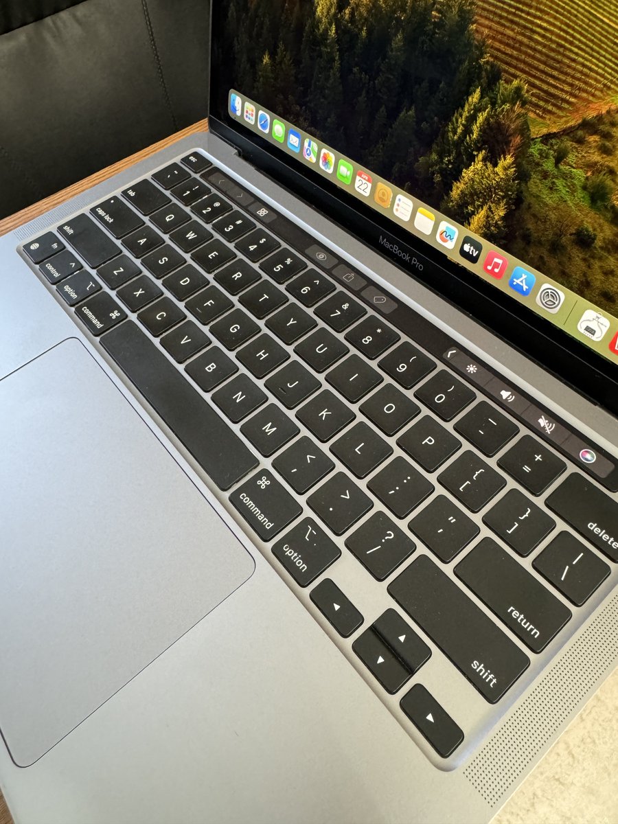 Certified Preowned
2020 MacBook Pro 13-inch
M1 chip 8gb ram 512gb SSD 
Touch Bar Touch ID 

Gh¢10,500