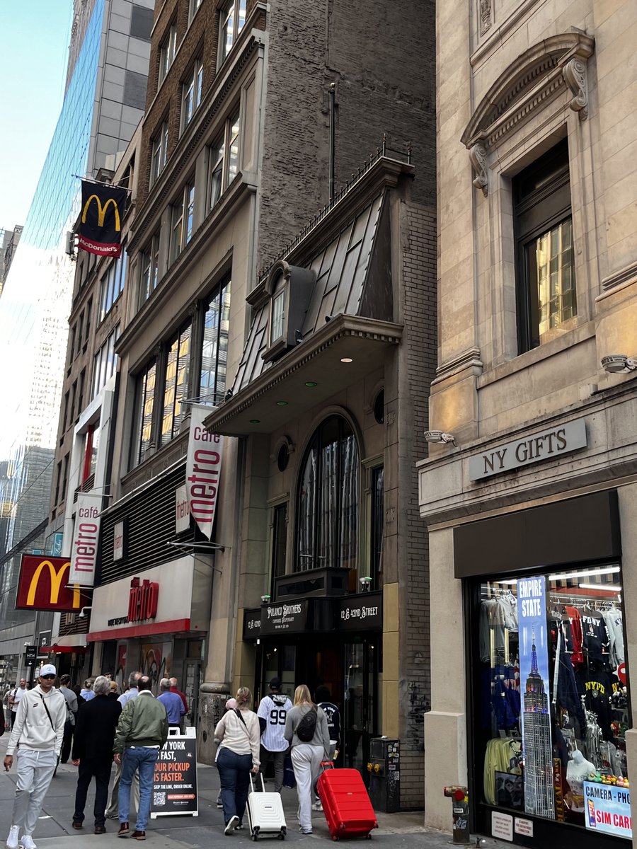 CG_Grow's tweet image. Polanco Bros Dispensary on 42nd by Grand Central. #timessquare #grandcentral #NYC #cannabis