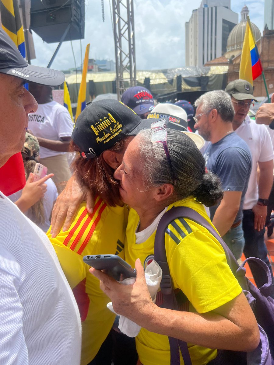 La histórica marcha del ayer 21 de abril representa el hartazgo de los colombianos ante el desgobierno del presidente. Es un llamado urgente a la atención al gobierno de turno. Es hora de actuar, de abordar las necesidades y preocupaciones del pueblo. Negar esta realidad solo