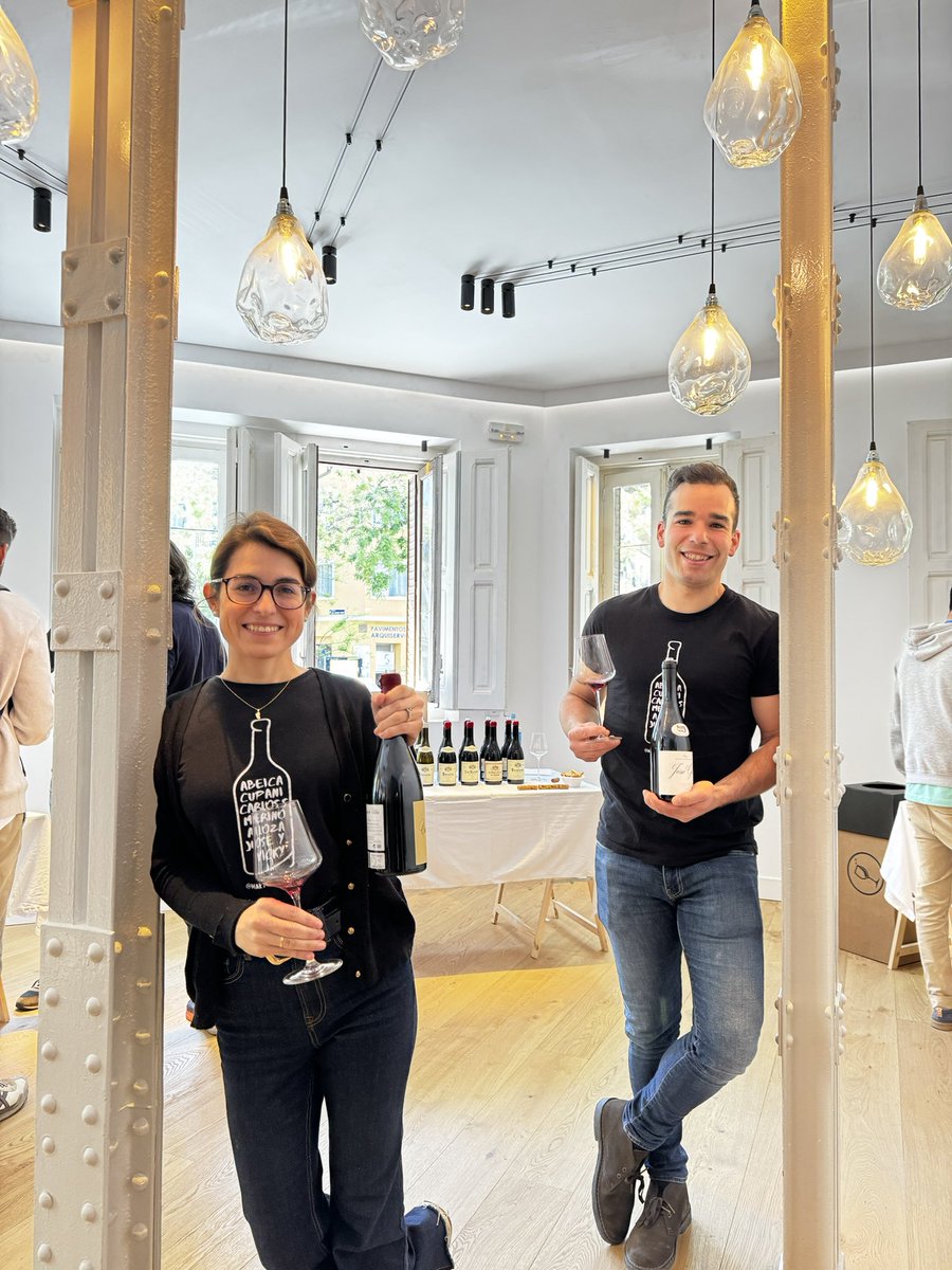 gardenia_nala's tweet photo. José y Vicky = Vignerons de la Sonsierra
Elaboran sus vinos en la Rioja Alta con viñedos repartidos entre San Vicente y Labastida
Con filosofía borgoñona hacen vinos de pueblo, de paraje y de parcela y 1 blanco
Un proyecto muy interesante que no puede pasar desapercibido
#josegil https://t.co/qxPbpMrL8y