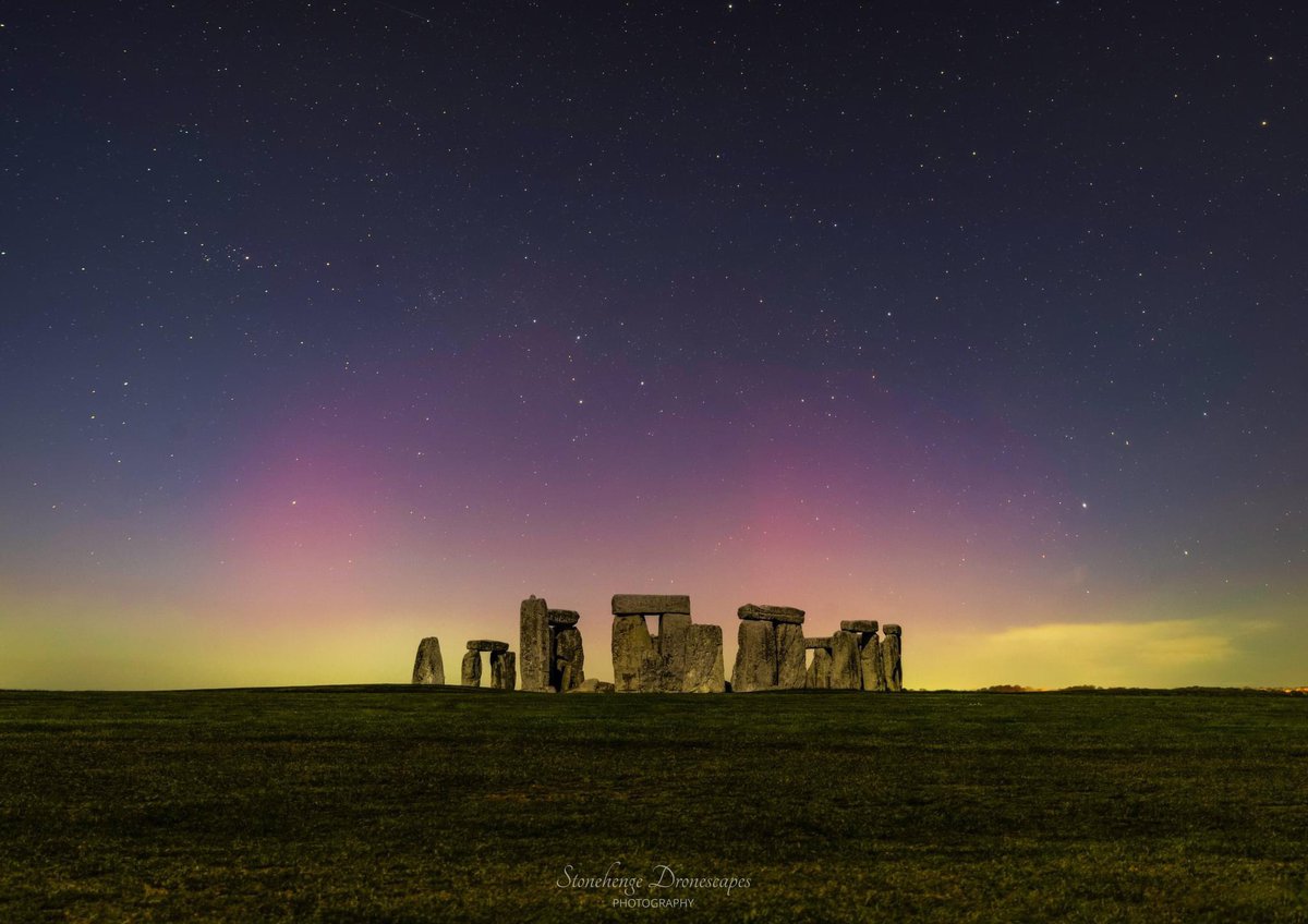 Northern lights over Stonehenge again last night 😍🤩 Photo Credit Stonehenge Dronescapes on FB 🙏👏👏👏
#aurora #auroraborealis #astro #astrophoto #astrophotography #northernlights #stonehenge #beauty #beautiful #stonehenge
