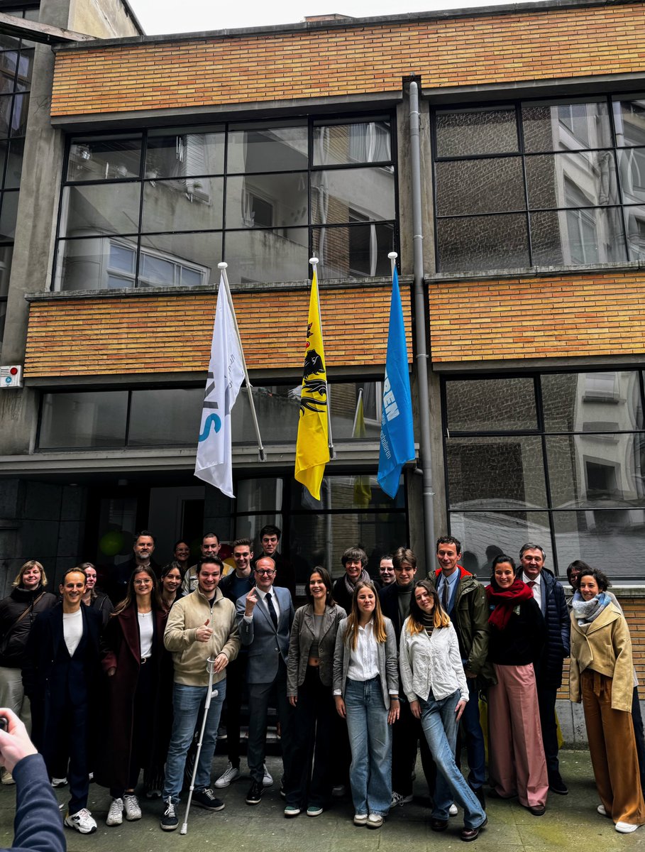 piccavet's tweet photo. Een historische stap voor de Scholierenkoepel en de Vlaamse Vereniging van Studenten! 🏠

We kopen namelijk samen een eigen pand aan in hartje Brussel! Dat gebeurt met financiële ondersteuning van @VlaReg.

https://t.co/8mruu1UUoc https://t.co/QUdnUQOMz9