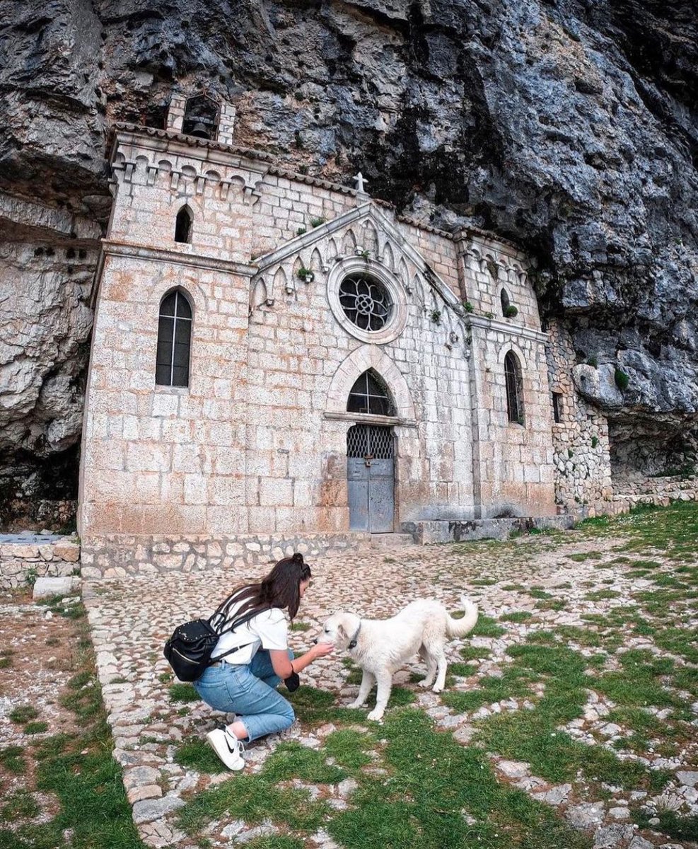 L' #EremoDiSanMicheleArcangelo a #Maranola, frazione di #Formia, è una piccola chiesa incastonata nella roccia alle pendici del #MonteAltino nel Parco Naturale dei Monti Aurunci. Una meraviglia tutta da scoprire 📷 Ig mikipedia07 #VisitLazio #LazioIsMe #LazioEternaScoperta