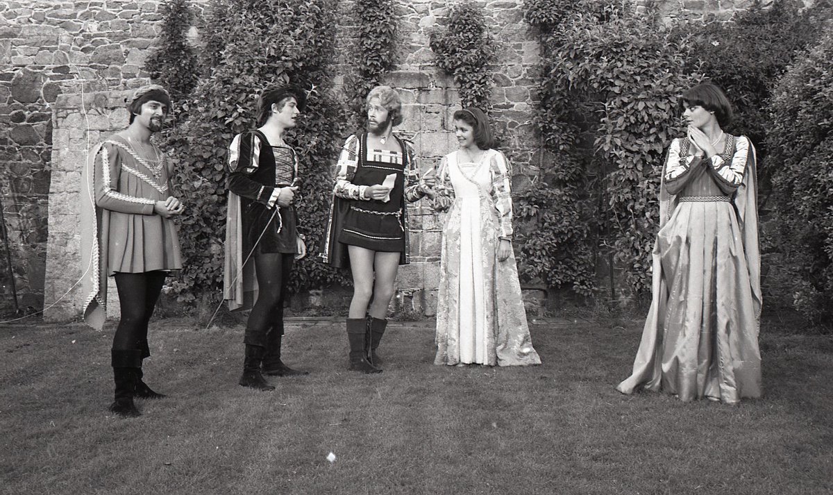 Over the years, the works of renowned English playwright and poet William #Shakespeare have been celebrated in #JerseyCI in English and #Jèrriais. This image from @JEPNews Photo Archive are of 'Much Ado About Nothing' being performed at Samares Manor in 1977. #ShakespeareDay
