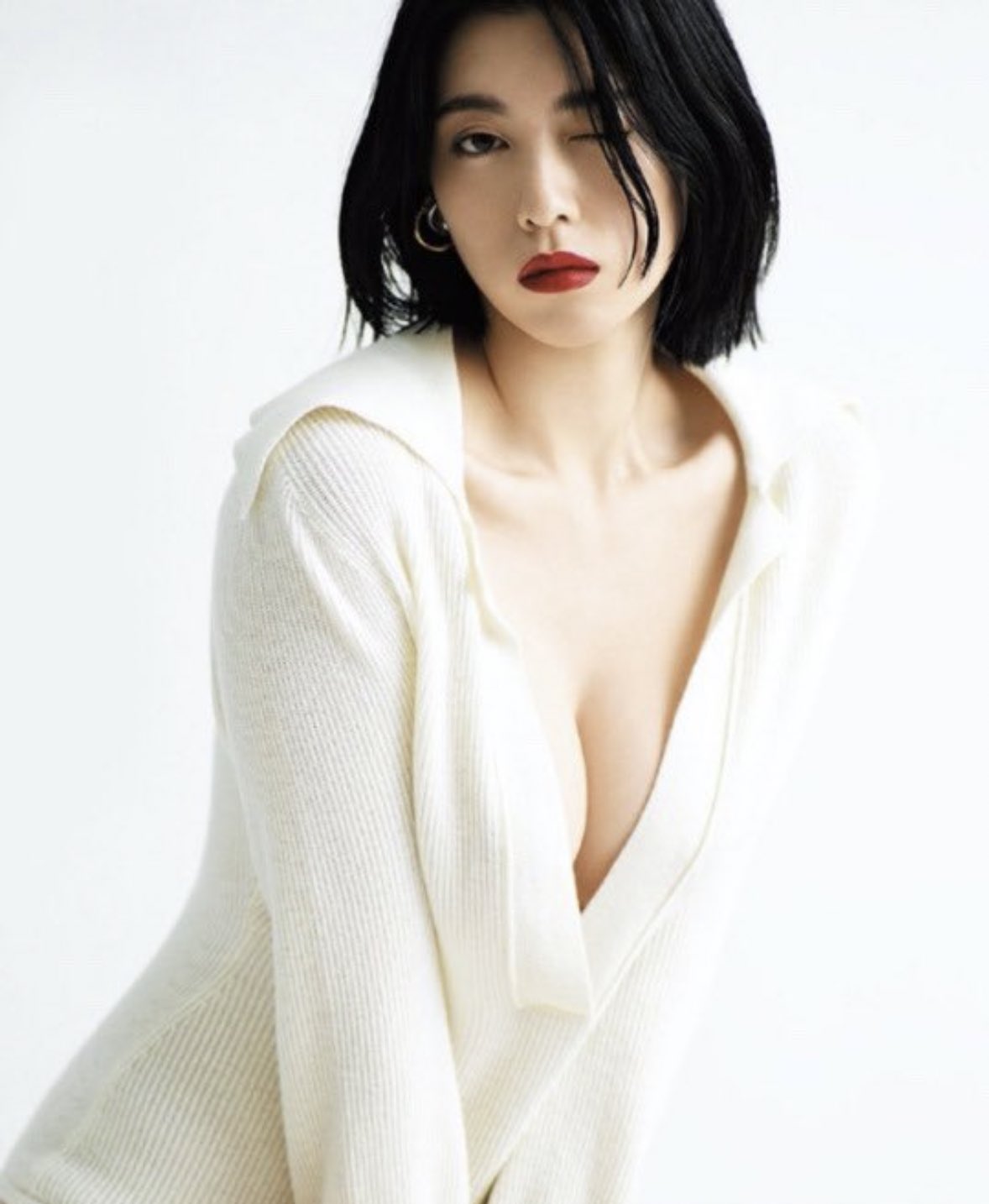 三吉彩花　胸  / X