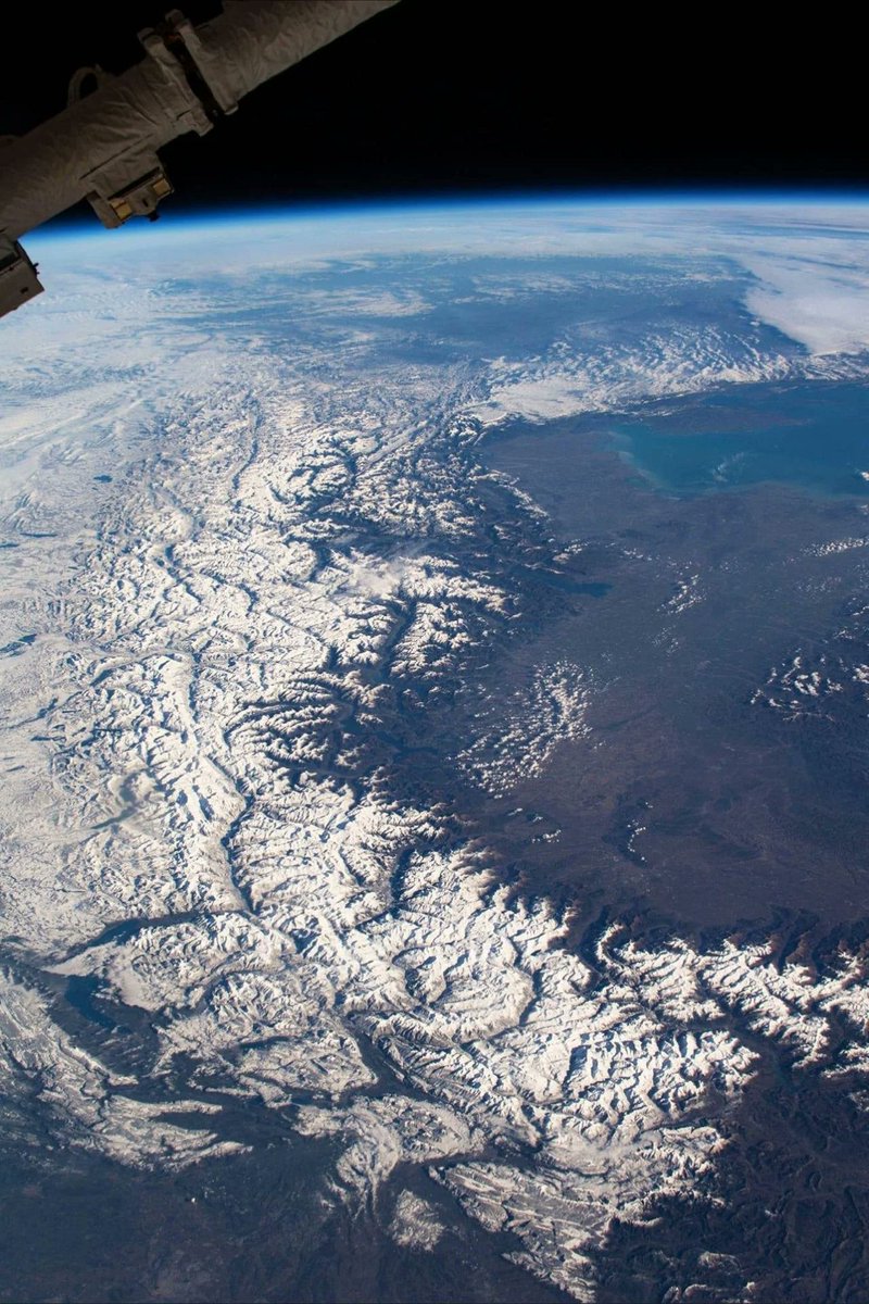 Pour célébrer la jour de la terre, on vous partage cette incroyable photo des Alpes vues depuis l'espace ! #JourDeLaTerre