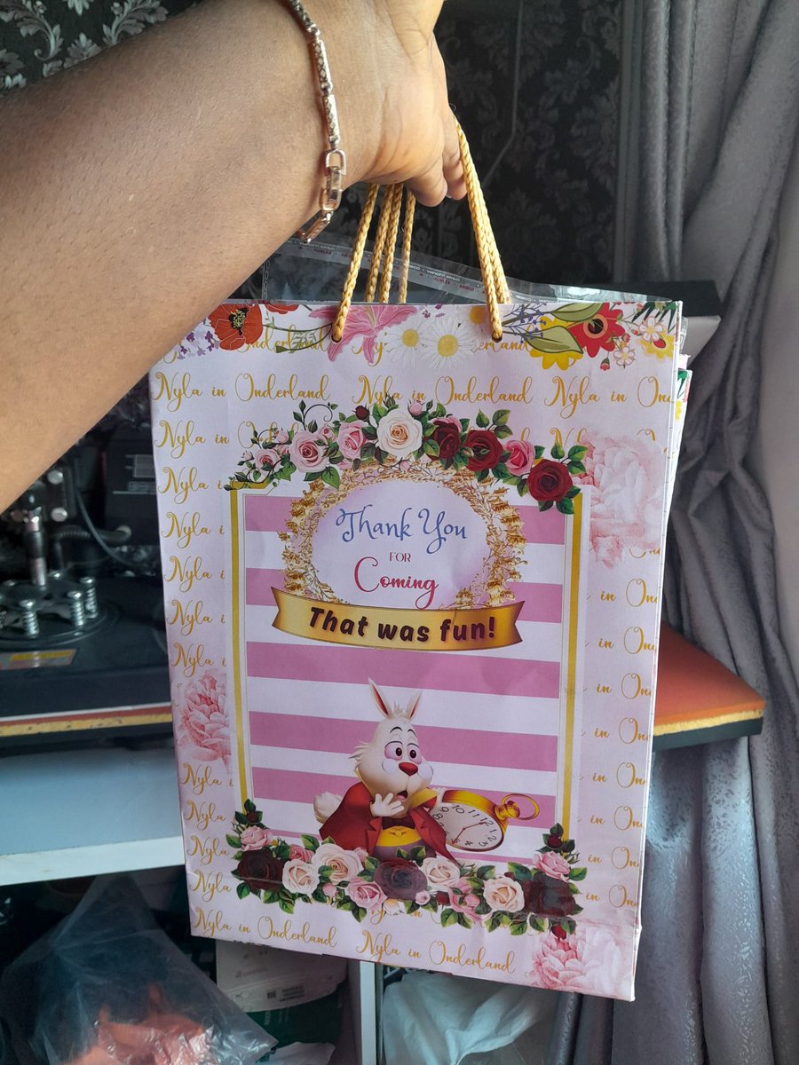 Rubycreatives_'s tweet image. #BackLikeWeNeverLeft 

Customized paper bags and menu 😍😍😍

#RubyCreatives #Paperbags #brandingbuddy #prints #bookmarks #packaging