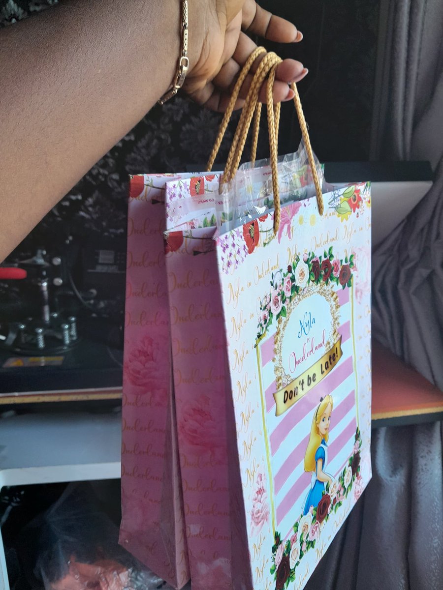 Rubycreatives_'s tweet image. #BackLikeWeNeverLeft 

Customized paper bags and menu 😍😍😍

#RubyCreatives #Paperbags #brandingbuddy #prints #bookmarks #packaging