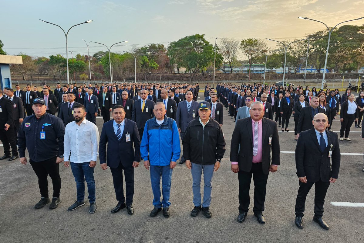 Me vine a una parada bien temprano con mis hermanos y hermanas del CICPC en Guayana!!! Reciban mi apoyo y respaldo siempre para que sigan siendo referencia en el trabajo policial científico en la Patria . Éxitos y bendiciones.