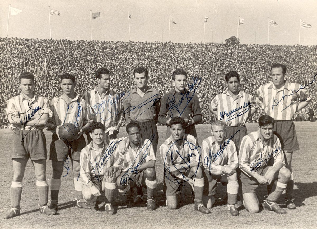 🏆🔴⚪ ¡Tal día como hoy, en 1950, ganamos nuestra tercera Liga!

Con un doblete de Ben Barek y sendos goles de Carlsson y Múgica, empatamos 4-4 contra el Valencia en el Metropolitano para proclamarnos campeones.