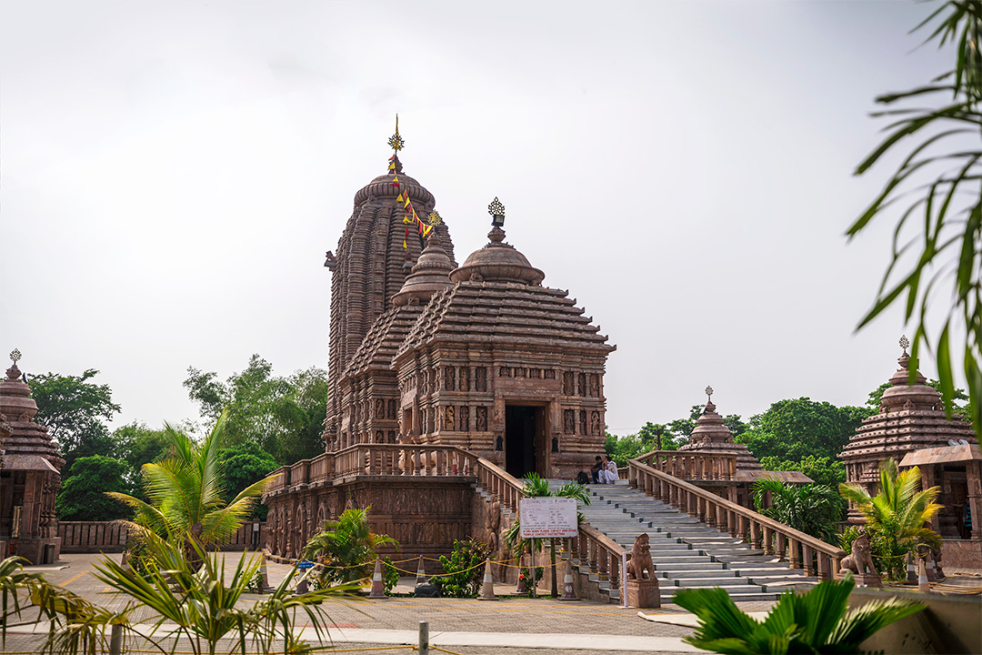 The #Temple of Lord Jagannath, the grand Emami Jagannath Temple in Odisha's Balasore is a stunning masterpiece of beauty!

A fabulous blend of brilliant architecture and scenic wonder, it captivates all who visit.

Visit indianpanorama.in 

#Travel #India #Odisha