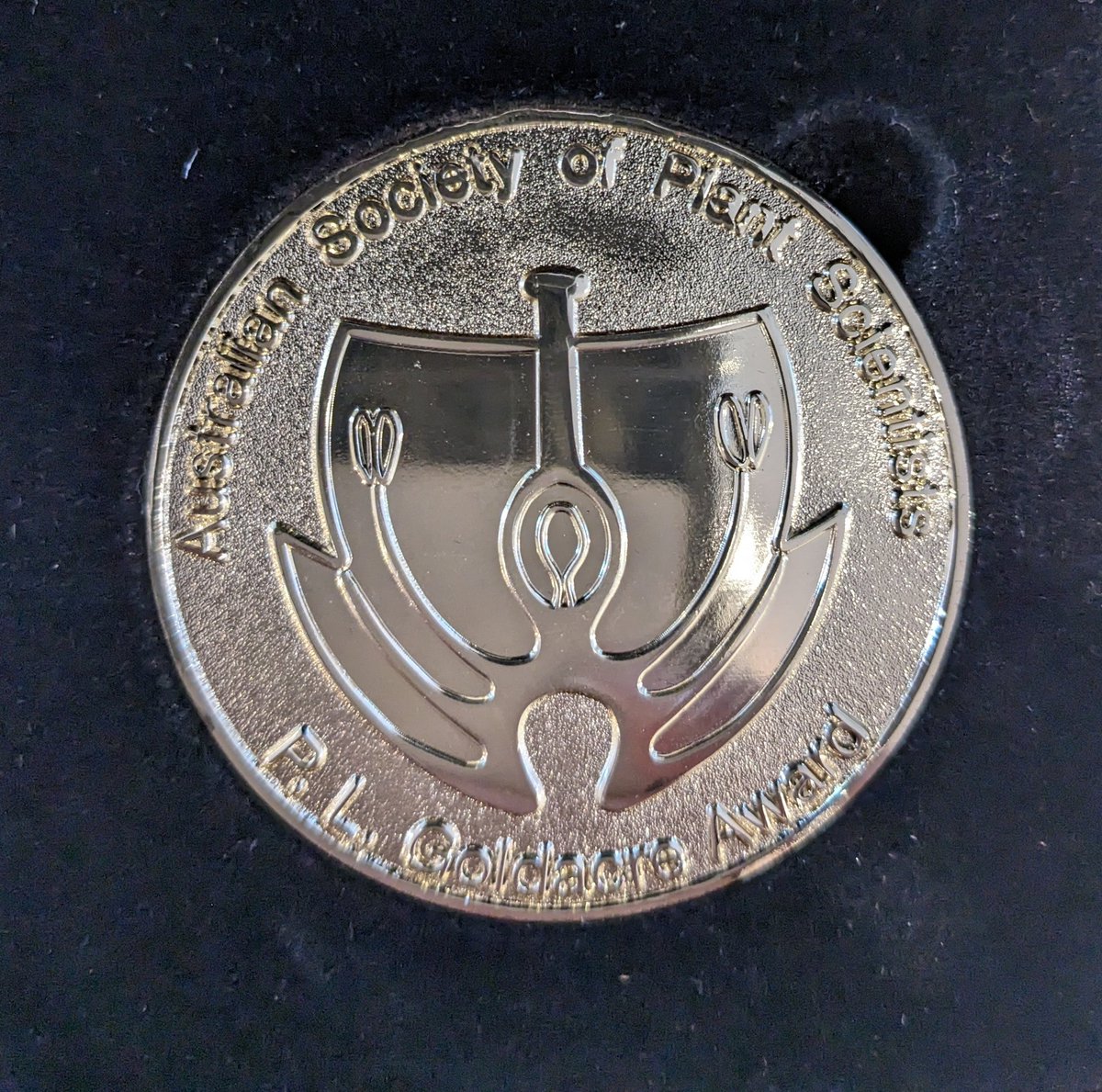 Lovely surprise in the mail! Thank you @asps_ozplants for the Peter Goldacre Medal recognising my research achievements @waiteresearch @UniofAdelaide in combatting herbicide resistance ☺️🌱