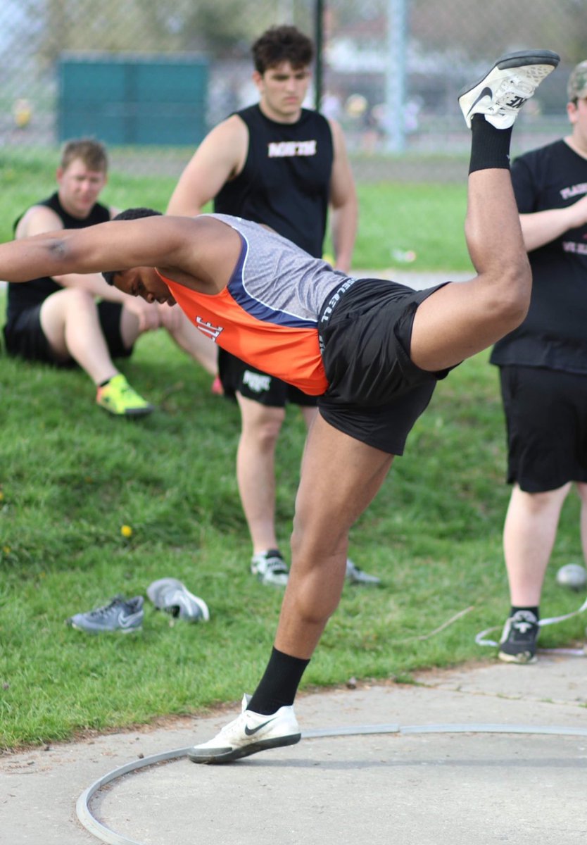 5 years ago I took this crazy picture of Amiri Buchanan of Romeoville. I love big cats! Amiri has thrown the shot 61’5” for Illinois State.