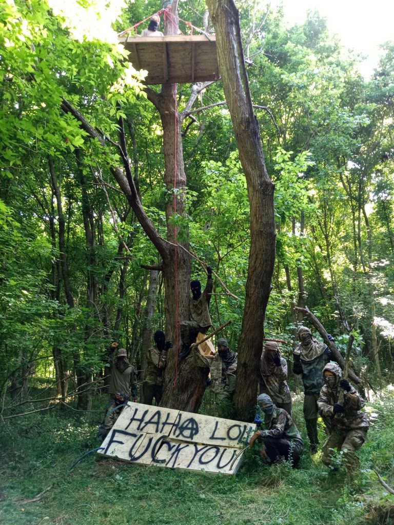 Revolutionary ecologism rejects the idea that humans are the centre of the planet, and places nature in its place. It accepts that the Earth does not belong to us; we are a part of it, one species among many that inhabit the planet, neither superior nor inferior to others.