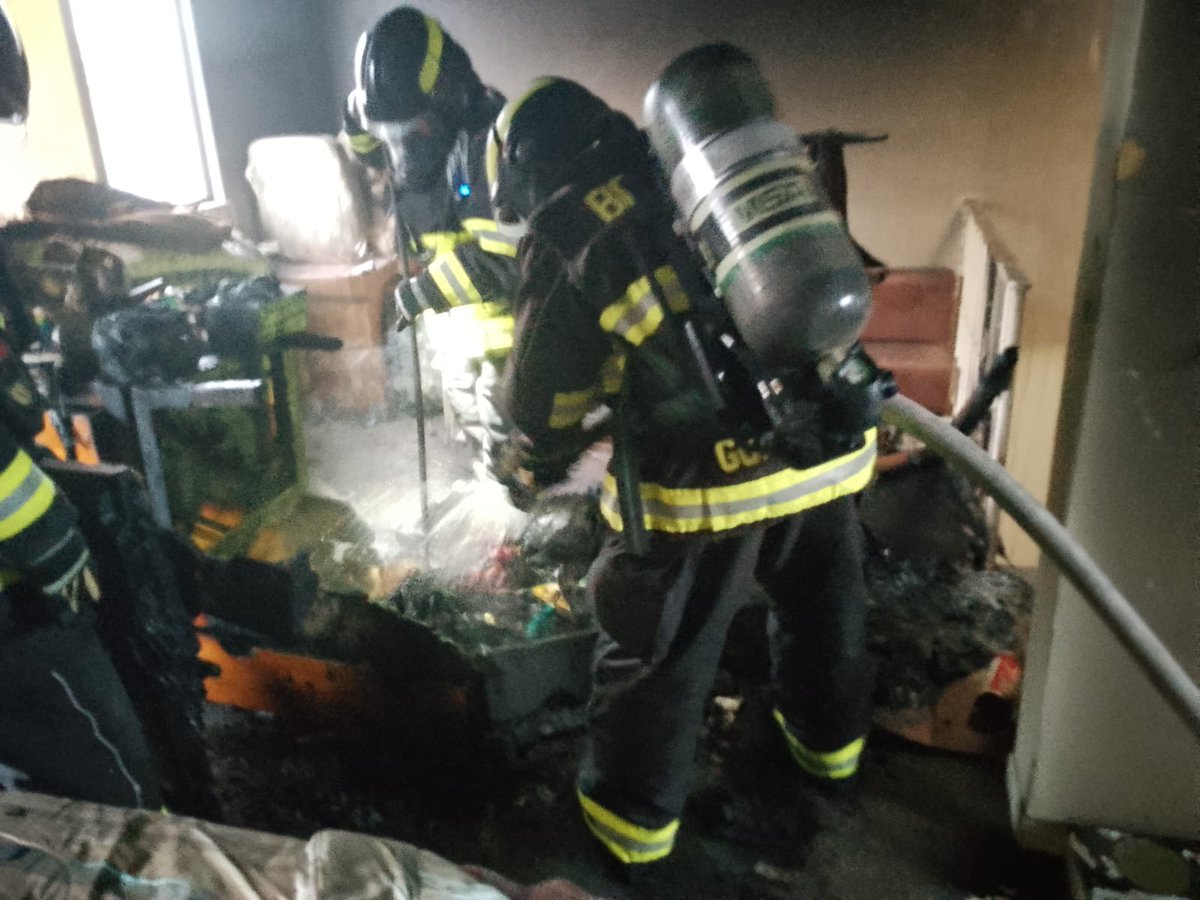 🔥🏘️ #Ahora | Nuestro equipo atiende una emergencia, por un incendio estructural, en el tercer piso de una vivienda ubicada en el sector de Carcelén. No hay personas heridas. 📞 En caso de emergencia llama al 9-1-1. #BomberosQuito