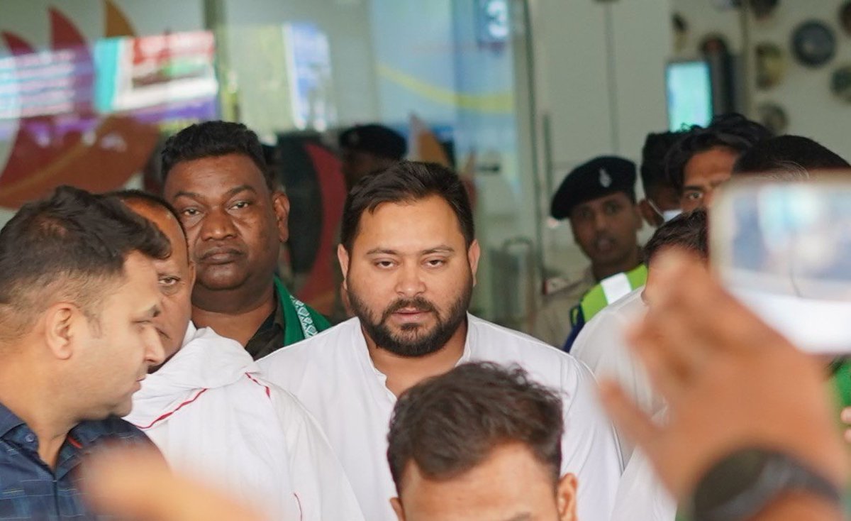 चुनाव रणनीतिकार प्रशांत किशोर का कहना है कि 

"तेजस्वी यादव अगर लालू प्रसाद यादव के बेटे न हों तो उनकी क्या अचीवमेंट है?''

मैं बताता हूं प्रशांत किशोर जी को तेजस्वी यादव का अचीवमेंट।

जिस लड़के का बाप जेल में था तब उस लड़के ने बिहार चुनाव में अपनी पार्टी को सबसे बड़ी पार्टी