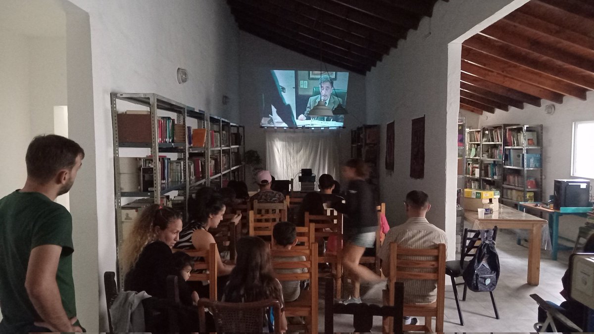 CINE EN LA BIBLIOTECA 

El sábado 20/04 a pesar algunos inconvenientes de fuerza mayor logramos proyectar la película TIEMPO DE VALIENTES dentro de la Biblioteca. 
Compartimos una tarde y comimos cosas ricas en el buffet a beneficio del Merendero Casa del Sagrado Corazón de Jesús