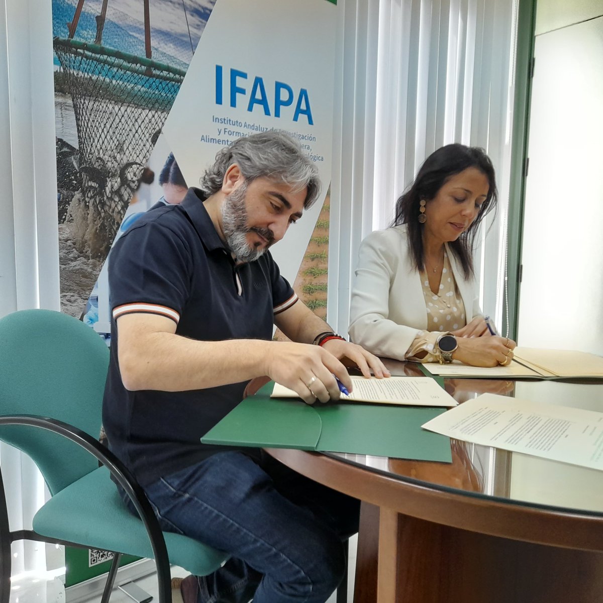 El #IFAPA y el chef Tony García acuerdan #innovar en el uso de frutas y hortalizas a través de la #gastronomía🧑‍🍳

Se proponen colaborar para impulsar la #cocina de cultivos novedosos y elaboraciones alimentarias saludables🍽️

🔗Lee la noticia en: lajunta.es/4qviy