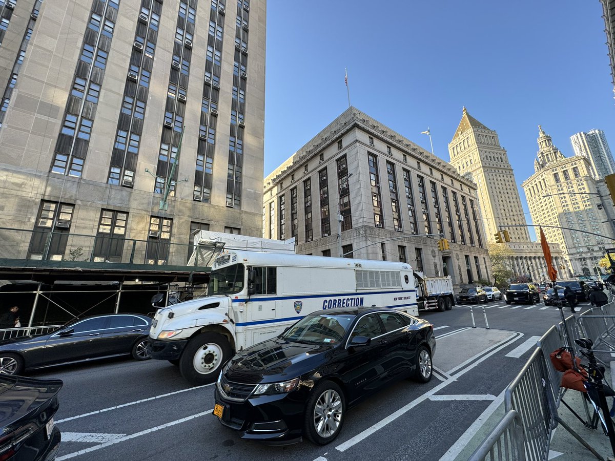 Good morning from lower Manhattan ~ On the docket beginning at 9:30aET in Trump trial: -Opening Statements -Sandoval determinations -First witness takes stand: Former National Inquirer publisher David Pecker, per @adamreisstv Follow the @NBCNews blog: nbcnews.com/politics/donal…