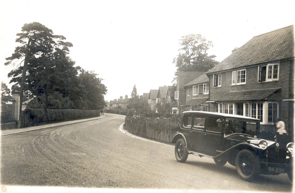 This is Peppard Road in 1930 - looking rather quiet! A car is parked outside one of the houses on the right, and to the left is one of the gateposts for Caversham Park House, then occupied by The Oratory School. #ReadingLocalHistory