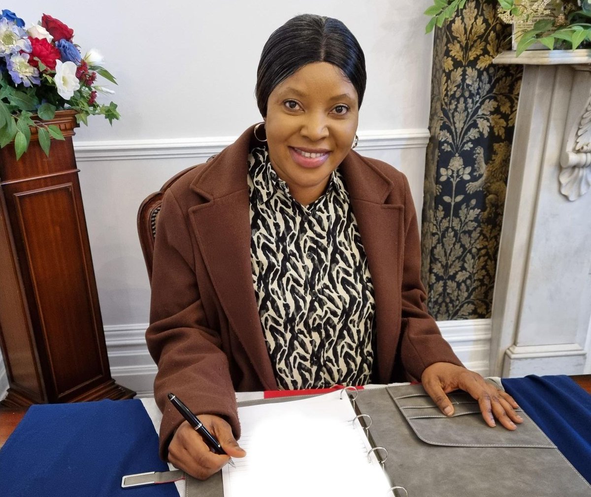 Isha, a former resident of our No.3 project in south London recently celebrated gaining her British Citizenship! Everyone at Oasis Community Housing is so proud of Isha, and delighted to see how far she has come. 💛🖤 Full story: buff.ly/3W8jhD0 #hopenothomelessness