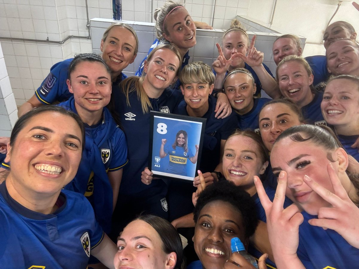 If [insert beer brand] did Sundays 😅 AFC Wimbledon midfielder Francesca Ali ran the London Marathon while her side won the Division One South East title. And her teammates made sure she wasn't left out of the celebrations ❤️ #FAWNL | @afcw_women | @FrannyAli