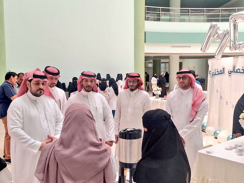 mu_camsksa's tweet photo. أقامت الكليه ممثلة بوحدة الانشطة الطلابية وبالتعاون مع وحدة العمل التطوعي مبادرة بعنوان "من هو أخصائي المختبر" وذلك للتعريف بأخصائي المختبرات الطبية ودوره المهم في مساعدة الأطباء في التشخيص لمعظم الأمراض والأخطاء المحتملة في عصرنا الحالي. https://t.co/4U57VuT0QB